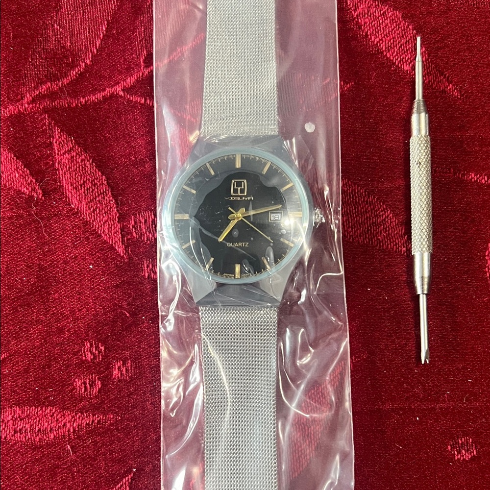 Yisuya brand Quartz Watch with Gray Metal Strap.